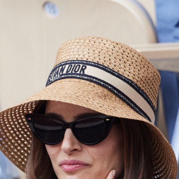 Natalie Portman, coiffée d'un chapeau Christian Dior, dans les tribunes lors des Internationaux de France de Tennis de Roland Garros 2023. Paris, le 7 juin 2023. © Jacovides / Moreau / Bestimage