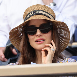 Natalie Portman, coiffée d'un chapeau Christian Dior, dans les tribunes lors des Internationaux de France de Tennis de Roland Garros 2023. Paris, le 7 juin 2023. © Jacovides / Moreau / Bestimage