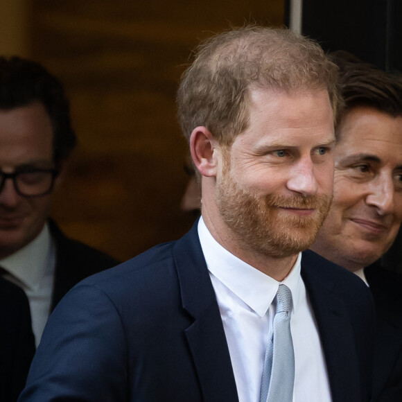 Mais apparemment, le comportement du duc de Sussex irrite largement Andrew Green KC, avocat de la partie adverse. 
 
Accompagné de son avocat D.Sherborne, le prince Harry, duc de Sussex, quitte la Haute Cour de Londres au deuxième jour de son témoignage contre un tabloïd accusé de piratage de messageries téléphoniques. C'est la première apparition d'un membre de la famille royale à la barre en plus d'un siècle. Londres, le 7 juin 2023. 