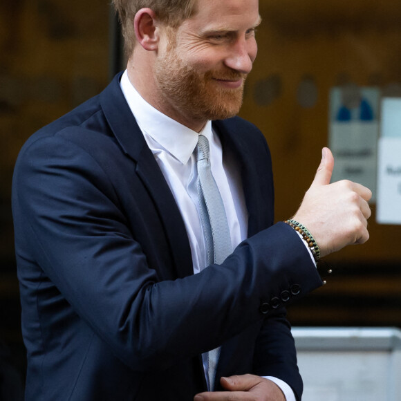 Les deux hommes ont en effet eu un échange houleux au sujet d'une déclaration du prince Harry concernant une blessure au genou, lorsqu'il était officier de stagiaire de l'armée de terre.
Accompagné de son avocat D.Sherborne, le prince Harry, duc de Sussex, quitte la Haute Cour de Londres au deuxième jour de son témoignage contre un tabloïd accusé de piratage de messageries téléphoniques. C'est la première apparition d'un membre de la famille royale à la barre en plus d'un siècle. Londres, le 7 juin 2023. 