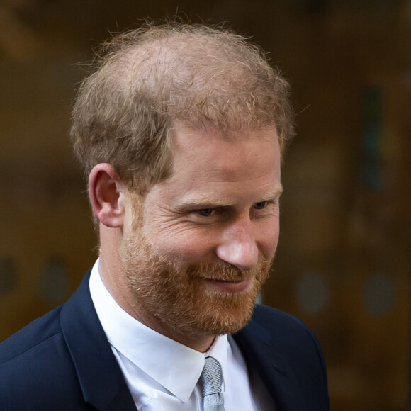 Le prince Harry accuse les tabloïds d'avoir piraté son téléphone portable.
Accompagné de son avocat D.Sherborne, le prince Harry, duc de Sussex, quitte la Haute Cour de Londres au deuxième jour de son témoignage contre un tabloïd accusé de piratage de messageries téléphoniques. C'est la première apparition d'un membre de la famille royale à la barre en plus d'un siècle. Londres, le 7 juin 2023.