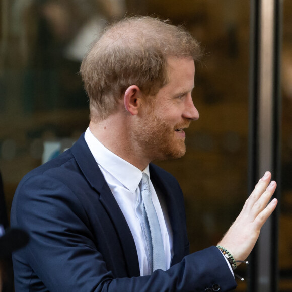 Le ton est alors monté entre les deux hommes.  
Accompagné de son avocat D.Sherborne, le prince Harry, duc de Sussex, quitte la Haute Cour de Londres au deuxième jour de son témoignage contre un tabloïd accusé de piratage de messageries téléphoniques. C'est la première apparition d'un membre de la famille royale à la barre en plus d'un siècle. Londres, le 7 juin 2023. 