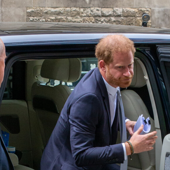 Le prince Harry, duc de Sussex, arrive devant la Haute Cour de Londres au deuxième jour de son témoignage contre un tabloïd accusé de piratage de messageries téléphoniques. C'est la première apparition d'un membre de la famille royale à la barre en plus d'un siècle. Londres, le 7 juin 2023. 