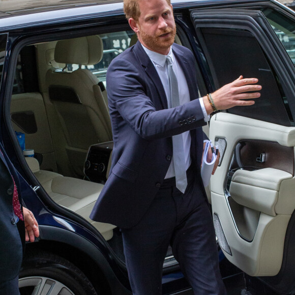 Le prince Harry, duc de Sussex, arrive devant la Haute Cour de Londres au deuxième jour de son témoignage contre un tabloïd accusé de piratage de messageries téléphoniques. C'est la première apparition d'un membre de la famille royale à la barre en plus d'un siècle. Londres, le 7 juin 2023. 