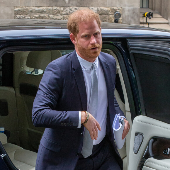 Le prince Harry, duc de Sussex, arrive devant la Haute Cour de Londres au deuxième jour de son témoignage contre un tabloïd accusé de piratage de messageries téléphoniques. C'est la première apparition d'un membre de la famille royale à la barre en plus d'un siècle. Londres, le 7 juin 2023. 