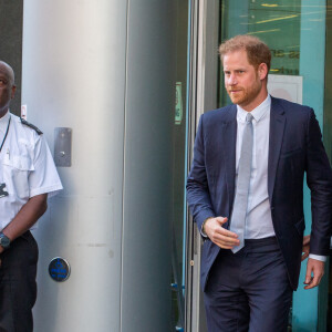 Accompagné de son avocat D.Sherborne, le prince Harry, duc de Sussex, quitte la Haute Cour de Londres au deuxième jour de son témoignage contre un tabloïd accusé de piratage de messageries téléphoniques. C'est la première apparition d'un membre de la famille royale à la barre en plus d'un siècle. Londres, le 7 juin 2023. 