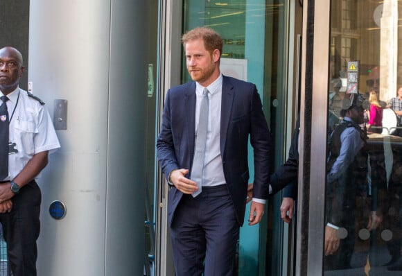 Accompagné de son avocat D.Sherborne, le prince Harry, duc de Sussex, quitte la Haute Cour de Londres au deuxième jour de son témoignage contre un tabloïd accusé de piratage de messageries téléphoniques. C'est la première apparition d'un membre de la famille royale à la barre en plus d'un siècle. Londres, le 7 juin 2023. 