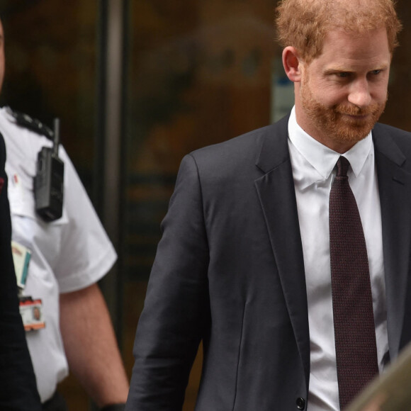 Le prince Harry, duc de Sussex, à la sortie de la la Haute Cour de Londres pour témoigner contre un tabloïd accusé de piratage de messageries téléphoniques. C'est la première apparition d'un membre de la famille royale à la barre en plus d'un siècle, à Londres, Royaume Uni, le 6 juin 2023. 