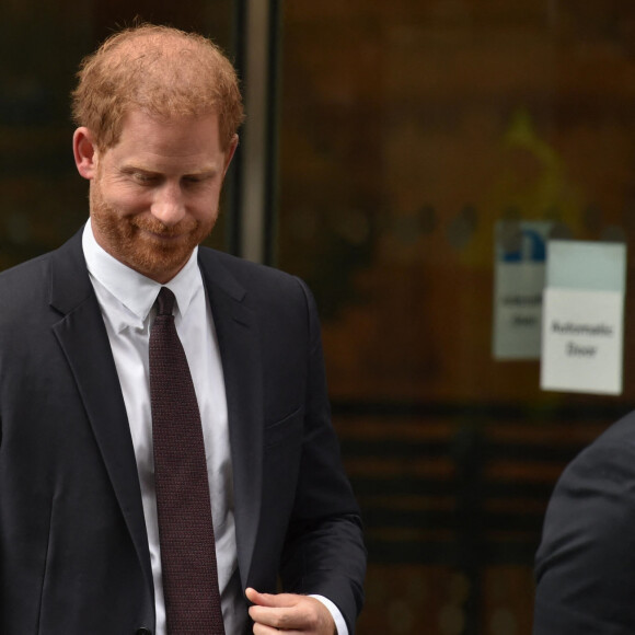 Le prince Harry, duc de Sussex, à la sortie de la la Haute Cour de Londres pour témoigner contre un tabloïd accusé de piratage de messageries téléphoniques. C'est la première apparition d'un membre de la famille royale à la barre en plus d'un siècle, à Londres, Royaume Uni, le 6 juin 2023.  London, UNITED KINGDOM - Prince Harry, Duke of Sussex, leaves the Rolls Building at the High Court in London where he testified against Mirror Group Newspapers in the phone hacking case. Pictured: Prince Harry 