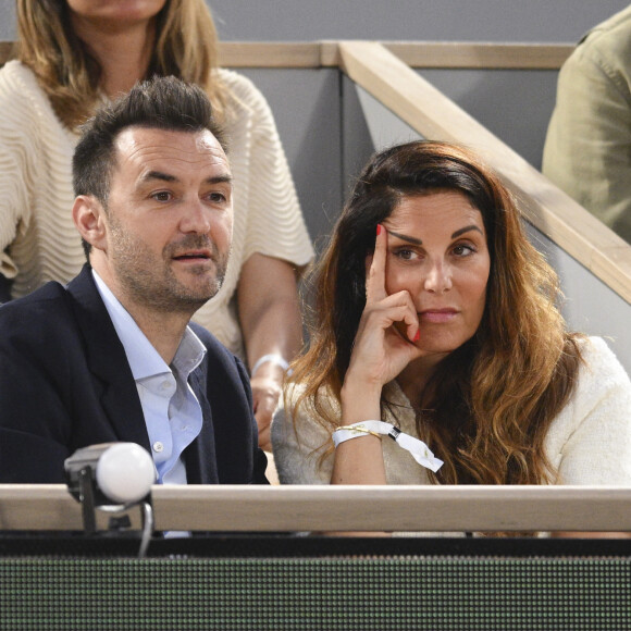 Cyril Lignac est devenu papa pour la première fois en juillet dernier
Cyril Lignac et sa compagne Déborah - Les célébrités dans les tribunes lors des Internationaux de France de Tennis de Roland Garros 2023.