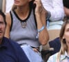 Ils n'étaient pas les seuls à faire ce choix, puisqu'on a également pu voir Ophélie Meunier et son mari.
Ophélie Meunier et son mari Mathieu Vergne - Les célébrités dans les tribunes lors des Internationaux de France de Tennis de Roland Garros 2023 le 7 juin 2023.