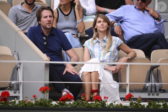 <p>Ils n'étaient pas les seuls à faire ce choix, puisqu'on a également pu voir Ophélie Meunier et son mari.</p>
<p>Ophélie Meunier et son mari Mathieu Vergne - Les célébrités dans les tribunes lors des Internationaux de France de Tennis de Roland Garros 2023 le 7 juin 2023.</p>