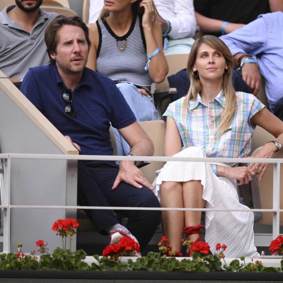 Ils n'étaient pas les seuls à faire ce choix, puisqu'on a également pu voir Ophélie Meunier et son mari.
Ophélie Meunier et son mari Mathieu Vergne - Les célébrités dans les tribunes lors des Internationaux de France de Tennis de Roland Garros 2023 le 7 juin 2023.
