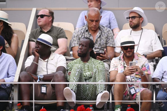 Youssoupha s'est mis à l'aise
Youssoupha - Les célébrités dans les tribunes lors des Internationaux de France de Tennis de Roland Garros 2023 le 7 juin 2023.