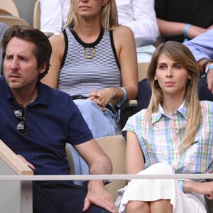 Ophélie Meunier et son mari Mathieu Vergne - Les célébrités dans les tribunes lors des Internationaux de France de Tennis de Roland Garros 2023 le 7 juin 2023.