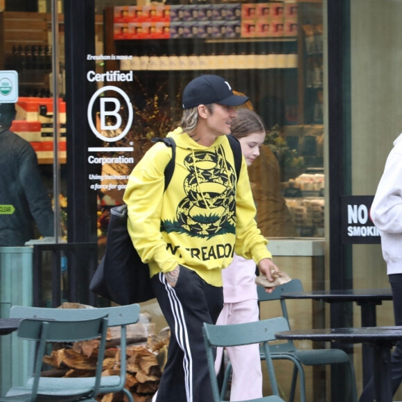 Exclusif - Keith Urban fait une sortie shopping avec ses deux filles Faith et Sunday sous la pluie à Los Angeles le 14 janvier 2023.