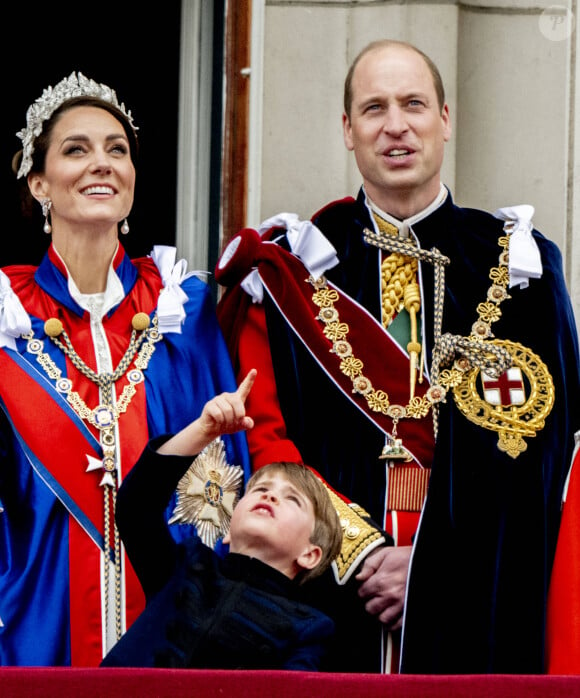 Le prince William, prince de Galles, et Catherine (Kate) Middleton, princesse de Galles, Le prince Louis de Galles - La famille royale britannique salue la foule sur le balcon du palais de Buckingham lors de la cérémonie de couronnement du roi d'Angleterre à Londres, le 6 mai 2023. 