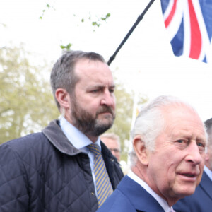 Le roi Charles III d'Angleterre rencontre des sympathisants lors d'une promenade à l'extérieur du palais de Buckingham à Londres, Royaume Uni, le 5 mai 2023. 