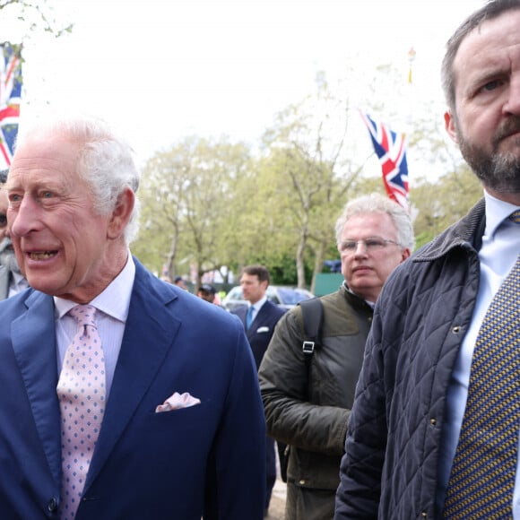 Le roi Charles III d'Angleterre rencontre des sympathisants lors d'une promenade à l'extérieur du palais de Buckingham à Londres, Royaume Uni, le 5 mai 2023. 