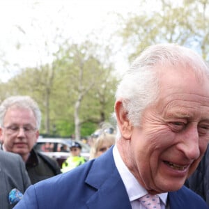 Le roi va donc devoir s'y habituer !
Le roi Charles III d'Angleterre rencontre des sympathisants lors d'une promenade à l'extérieur du palais de Buckingham à Londres, Royaume Uni, le 5 mai 2023. 