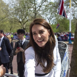 Le prince William, prince de Galles, et Catherine (Kate) Middleton, princesse de Galles, saluent des sympathisants lors d'une promenade à l'extérieur du palais de Buckingham à Londres, Royaume Uni, le 5 mai 2023, à la veille du couronnement du roi d'Angleterre. 