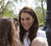 Celle-ci, toujours parfaite, est très appréciée des britanniques.
Le prince William, prince de Galles, et Catherine (Kate) Middleton, princesse de Galles, saluent des sympathisants lors d'une promenade à l'extérieur du palais de Buckingham à Londres, Royaume Uni, le 5 mai 2023, à la veille du couronnement du roi d'Angleterre. 