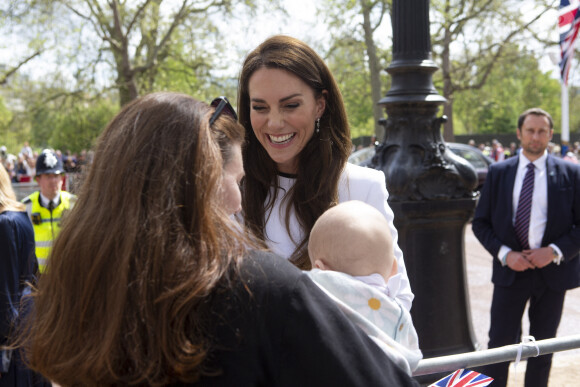Celle-ci, toujours parfaite, est très appréciée des britanniques.
Le prince William, prince de Galles, et Catherine (Kate) Middleton, princesse de Galles, saluent des sympathisants lors d'une promenade à l'extérieur du palais de Buckingham à Londres, Royaume Uni, le 5 mai 2023, à la veille du couronnement du roi d'Angleterre. 