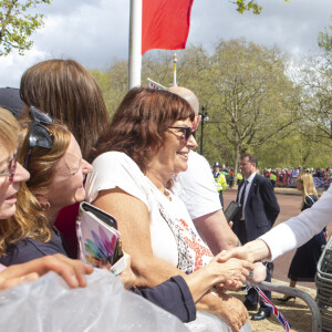 Le prince William, prince de Galles, et Catherine (Kate) Middleton, princesse de Galles, saluent des sympathisants lors d'une promenade à l'extérieur du palais de Buckingham à Londres, Royaume Uni, le 5 mai 2023, à la veille du couronnement du roi d'Angleterre. 