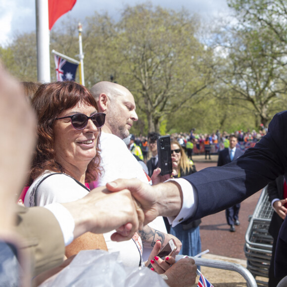 Le prince William, prince de Galles, et Catherine (Kate) Middleton, princesse de Galles, saluent des sympathisants lors d'une promenade à l'extérieur du palais de Buckingham à Londres, Royaume Uni, le 5 mai 2023, à la veille du couronnement du roi d'Angleterre. 