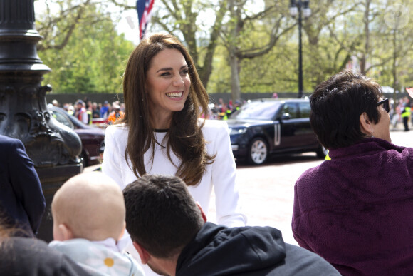 Le prince William, prince de Galles, et Catherine (Kate) Middleton, princesse de Galles, saluent des sympathisants lors d'une promenade à l'extérieur du palais de Buckingham à Londres, Royaume Uni, le 5 mai 2023, à la veille du couronnement du roi d'Angleterre. 