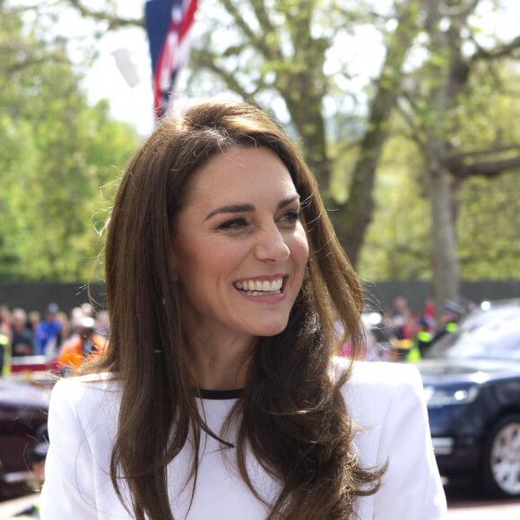 Le prince William, prince de Galles, et Catherine (Kate) Middleton, princesse de Galles, saluent des sympathisants lors d'une promenade à l'extérieur du palais de Buckingham à Londres, Royaume Uni, le 5 mai 2023, à la veille du couronnement du roi d'Angleterre. 