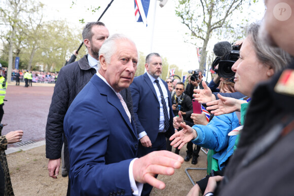 Le roi Charles III d'Angleterre rencontre des sympathisants lors d'une promenade à l'extérieur du palais de Buckingham à Londres, Royaume Uni, le 5 mai 2023. 