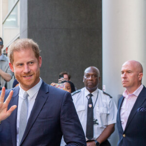 Le prince Harry, duc de Sussex, quitte la Haute Cour de Londres au deuxième jour de son témoignage contre un tabloïd accusé de piratage de messageries téléphoniques. C'est la première apparition d'un membre de la famille royale à la barre en plus d'un siècle. Londres, le 7 juin 2023. © Tayfun Salci / Zuma Press / Bestimage 