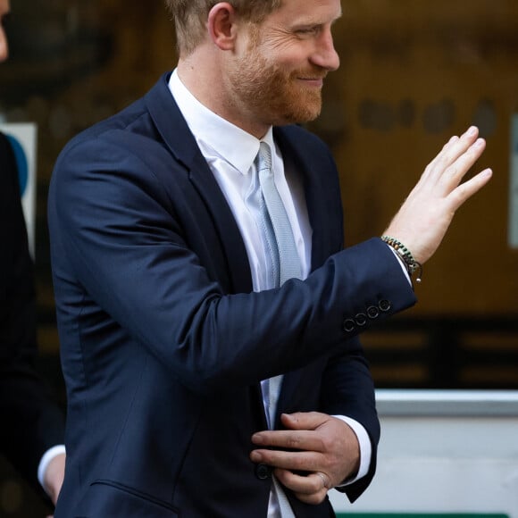 Accompagné de son avocat D.Sherborne, le prince Harry, duc de Sussex, quitte la Haute Cour de Londres au deuxième jour de son témoignage contre un tabloïd accusé de piratage de messageries téléphoniques. C'est la première apparition d'un membre de la famille royale à la barre en plus d'un siècle. Londres, le 7 juin 2023. 