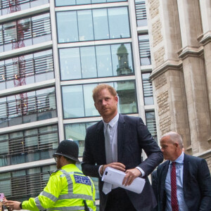 Le prince Harry, duc de Sussex, arrive devant la Haute Cour de Londres au deuxième jour de son témoignage contre un tabloïd accusé de piratage de messageries téléphoniques. C'est la première apparition d'un membre de la famille royale à la barre en plus d'un siècle. Londres, le 7 juin 2023. 