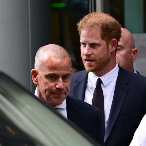 Le procès l'a vu témoigner pendant plus de 8 heures.
Le prince Harry, duc de Sussex, à la sortie de la la Haute Cour de Londres pour témoigner contre un tabloïd accusé de piratage de messageries téléphoniques. C'est la première apparition d'un membre de la famille royale à la barre en plus d'un siècle, à Londres, Royaume Uni, le 6 juin 2023. 