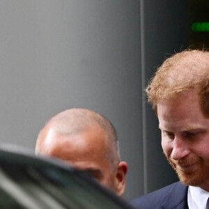 Le prince Harry, duc de Sussex, à la sortie de la la Haute Cour de Londres pour témoigner contre un tabloïd accusé de piratage de messageries téléphoniques. C'est la première apparition d'un membre de la famille royale à la barre en plus d'un siècle, à Londres, Royaume Uni, le 6 juin 2023. 