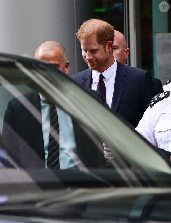 Le prince Harry, duc de Sussex, à la sortie de la la Haute Cour de Londres pour témoigner contre un tabloïd accusé de piratage de messageries téléphoniques. C'est la première apparition d'un membre de la famille royale à la barre en plus d'un siècle, à Londres, Royaume Uni, le 6 juin 2023. 