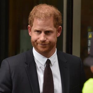 Le prince Harry est déjà reparti à Los Angeles.
Le prince Harry, duc de Sussex, à la sortie de la la Haute Cour de Londres pour témoigner contre un tabloïd accusé de piratage de messageries téléphoniques. C'est la première apparition d'un membre de la famille royale à la barre en plus d'un siècle, à Londres, Royaume Uni. 