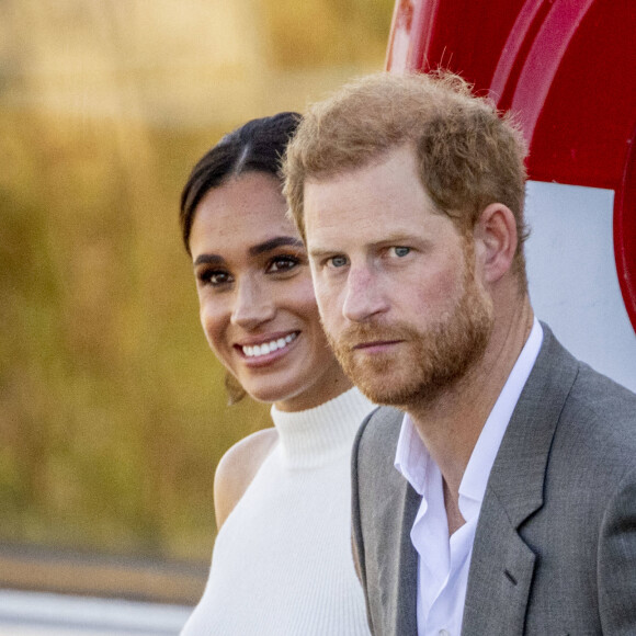 Le prince Harry, duc de Sussex et Meghan Markle, duchesse de Sussex lors d'un excursion en bateau sur le Rhin jusqu'à la Merkur Spiel-Arena dans le cadre de la visite du couple ducal de Sussex pour l'événement 'Invictus Games Düsseldorf - 2023 One Year to Go' à Düsseldorf, Allemagne, le 6 septembre 2022. 