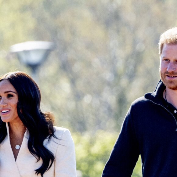 Il va désormais pouvoir se concentrer sur son couple que l'on dit en crise. 
Le prince Harry et Meghan Markle assistent à la finale d'athlétisme, au deuxième jour des Invictus Games 2020 à La Haye, le 17 avril 2022. 