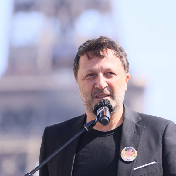 Rappelons qu'Arthur avait eu la surprise le 1er janvier dernier d'apprendre qu'il figurait parmi la nouvelle promotion civile de l'ordre de la Légion d'honneur.
Arthur (Jacques Essebag) - Arrivées des people à la manifestation de soutien à la famille de Sarah Halimi sur la place du Trocadéro à Paris le 25 avril 2021. © Cyril Moreau/Bestimage