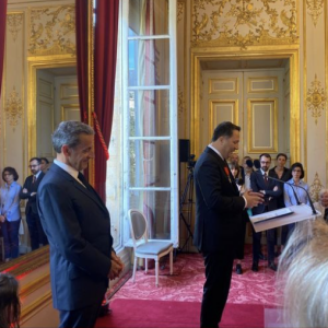 Arthur a été décoré de la Légion d'honneur.
Arthur décoré de la Légion d'honneur devant l'ancien Président de la République Nicolas Sarkozy - Instagram