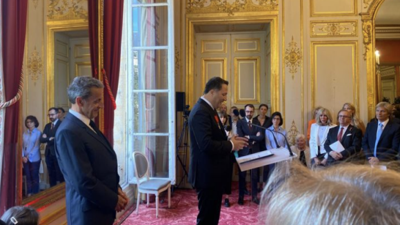 Arthur décoré par Nicolas Sarkozy : nombreuses personnalités présentes, un invité relève un détail cocasse