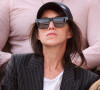 Elle était parée de grosses lunettes noires
Charlotte Gainsbourg et son compagnon Yvan Attal en tribunes lors des Internationaux de France de tennis de Roland Garros 2023, à Paris, France, le 9 juin 2023. © Jacovides-Moreau/Bestimage 