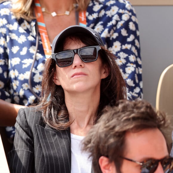 Le couple a admiré les jeux de Roland Garros
Charlotte Gainsbourg et son compagnon Yvan Attal en tribunes lors des Internationaux de France de tennis de Roland Garros 2023, à Paris, France, le 9 juin 2023. © Jacovides-Moreau/Bestimage 