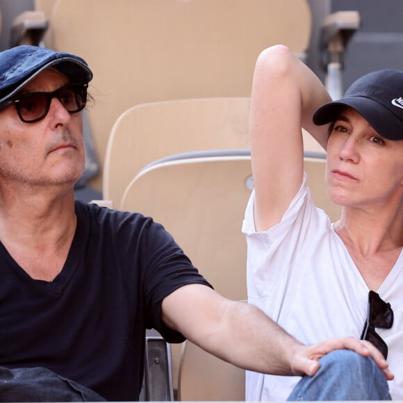 Le couple s'est montré très tendre
Charlotte Gainsbourg et son compagnon Yvan Attal en tribunes lors des Internationaux de France de tennis de Roland Garros 2023, à Paris, France, le 9 juin 2023. © Jacovides-Moreau/Bestimage 