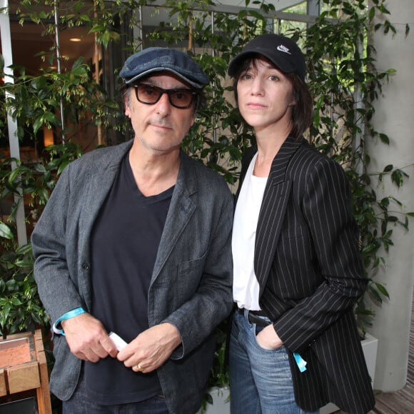 Exclusif - Yvan Attal et sa compagne Charlotte Gainsbourg - Célébrités aux Internationaux de France de Tennis de Roland Garros 2023 - Jour 13 à Paris le 09 Juin 2023. © Bertrand Rindoff / Bestimage  -