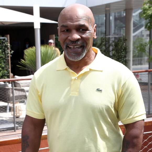 Exclusif - Mike Tyson lit un texte annonçant sa venu sur France TV dimanche - Célébrités aux Internationaux de France de Tennis de Roland Garros 2023 - Jour 13 à Paris le 09 Juin 2023. © Bertrand Rindoff / Bestimage 