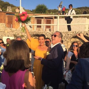On peut la voir, radieuse, habillée d'une sublime robe jaune.
Cristina Cordula dévoile sa robe de mariage sur Instagram.
